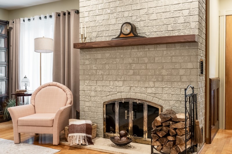 carriere designer foyer briques peintes